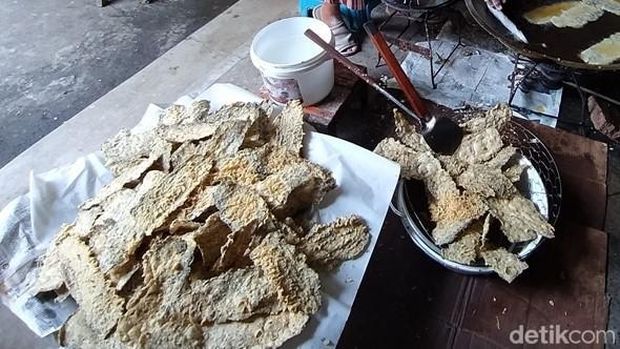 Produksi keripik daun singkong di pusat oleh=oleh Jaya Makmur Magelang, Senin (14/11/2022).