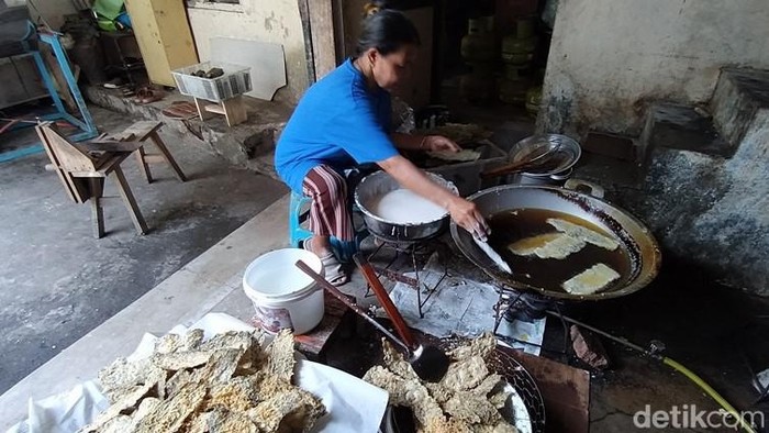 Produksi keripik daun singkong di pusat oleh=oleh Jaya Makmur Magelang, Senin (14/11/2022).