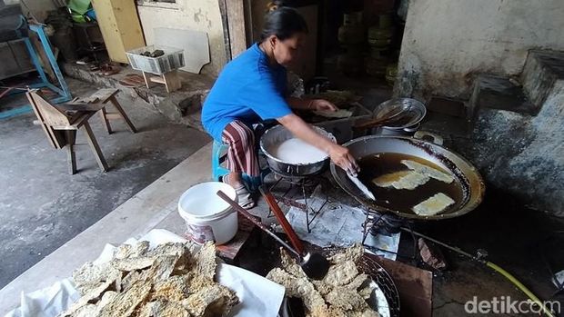 Produksi keripik daun singkong di pusat oleh=oleh Jaya Makmur Magelang, Senin (14/11/2022).