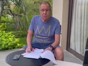 Sambil Duduk di Teras, Menlu Rusia Bantah Masuk RS