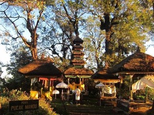 Keindahan Pucak Mangu, Pura Kahyangan di Puncak Gunung Batu