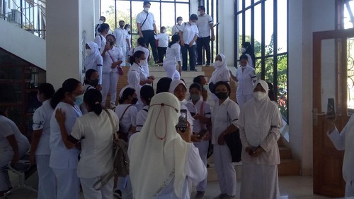 Puluhan nakes RSUD Komodo mendatangi Kantor Bupati Manggarai Barat mempertanyakan kejelasan pembayaran jasa pelayanan COVID-19 sebesar Rp 18 miliar, Senin (14/11/2022). (Ambrosius Ardin/detikBali)