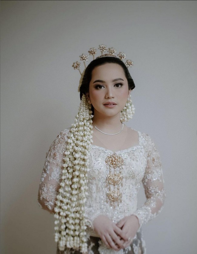 Rachel Amanda mengakhiri masa lajangnya di usia 27 tahun. Ia dipersunting pengusaha bernama Narawastu Indrapradna Indodiputranto. Foto: Instagram/@hibikiwedding