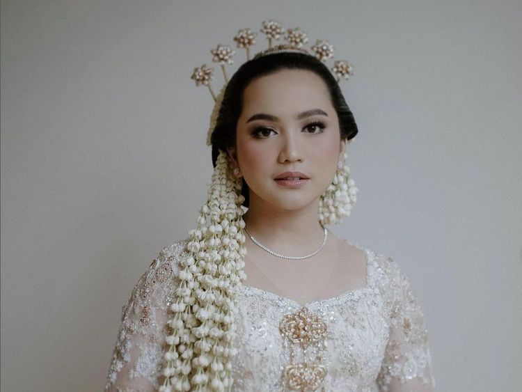 5 Potret Cantik Rachel Amanda Berkebaya Putih Saat Dipersunting Pengusaha