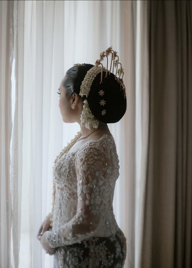Kebaya yang dipercantik bros emas ini merupakan koleksi dari Kaara Bride.  Foto: Instagram/@hibikiwedding