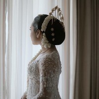 Kebaya yang dipercantik bros emas ini merupakan koleksi dari Kaara Bride.  Foto: Instagram/@hibikiwedding