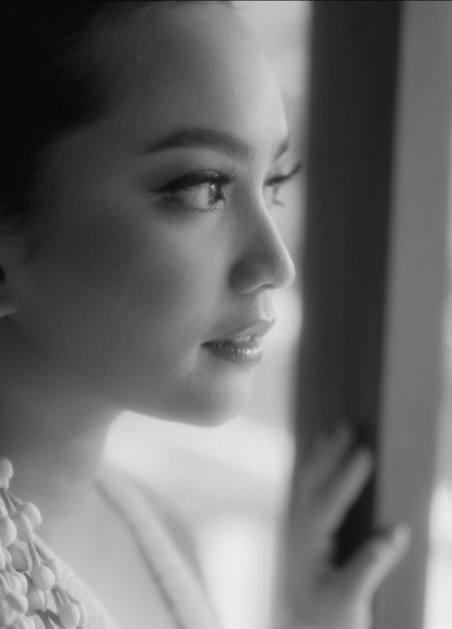 Sanggul Jawa klasik pun jadi pilihan aktris yang memulai karier akting sejak kecil ini.  Foto: Instagram/@hibikiwedding