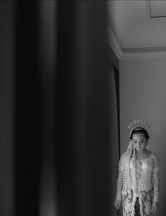 Anak pertama dari tiga bersaudara ini memilih busana klasik untuk pernikahannya, yakni kebaya putih berhias payet dan kain batik. Foto: Instagram/@hibikiwedding