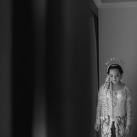 Anak pertama dari tiga bersaudara ini memilih busana klasik untuk pernikahannya, yakni kebaya putih berhias payet dan kain batik. Foto: Instagram/@hibikiwedding