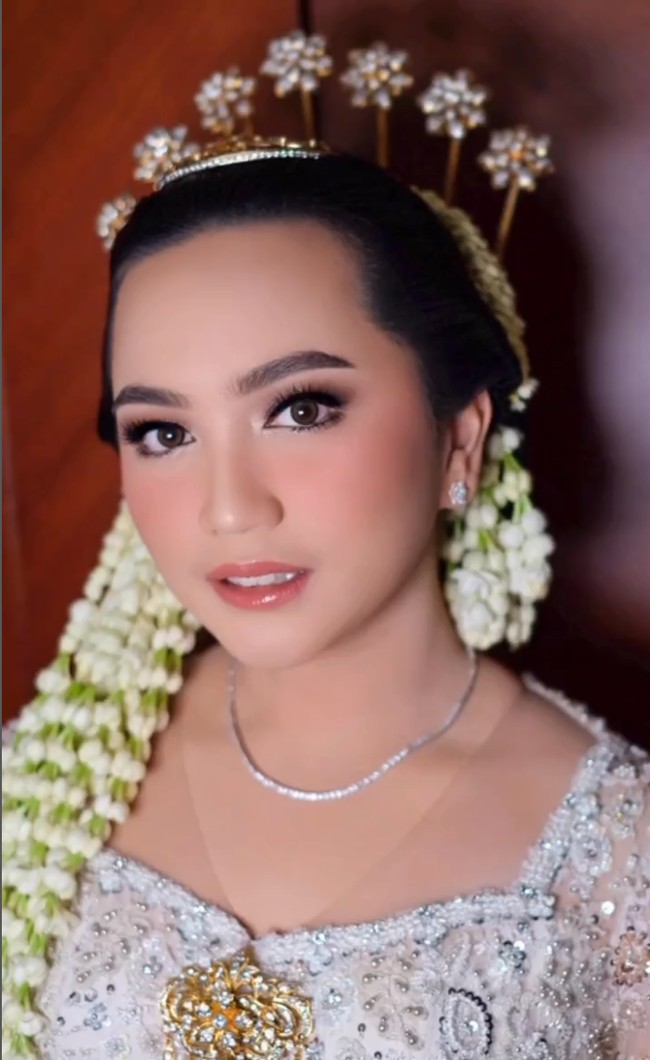 Makeup nuansa peach mempercantik wajah Rachel Amanda. Riasan soft dan natural ini dikreasikan makeup artist Jasmine Elishava. Foto: Instagram/@jasminelishava