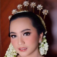 Makeup nuansa peach mempercantik wajah Rachel Amanda. Riasan soft dan natural ini dikreasikan makeup artist Jasmine Elishava. Foto: Instagram/@jasminelishava