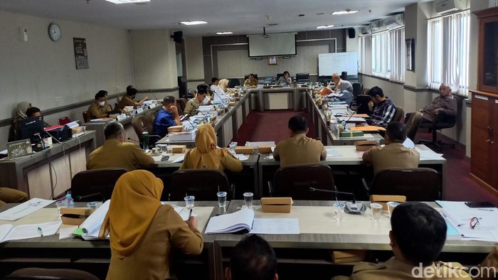 Rapat Kerja Komisi E DPRD Sulsel membahas kelanjutan proyek Stadion Mattoanging, Senin (14/11/2022)