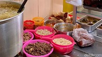 Mengintip ke bagian dapur, ada berbagai bahan untuk menyajikan rawon di sini. Semua diracik secara cepat oleh pegawai.