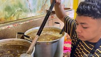 Semangkuk rawon dibanderol Rp 23.000. Terlihat potongan dagingnya besar-besar dan cukup banyak.