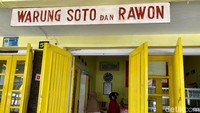 Rawon Kiroman berlokasi di Jl. Yulius Usman No.52, Kasin, Kec. Klojen. Bangunan rumah makan ini masih mempertahankan bentuk rumah kuno asli sang pemilik.