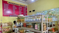 Begitu masuk, kamu akan disambut jejeran menu utama dan pelengkap yang dipajang di etalase kaca berbentuk huruf L. Suasananya seperti di warteg ya?