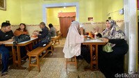 Inilah area bersantap di Warung Kiroman. Meski tak terlalu besar, namun bersih dan nyaman serasa santap di rumah kerabat.