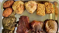 Nasi rawon dan nasi gule makin enak dinikmati dengan pelengkap lauk. Di sini ada daging manis, usus, komoh, babat, otak, empal, lidah, perkedel, hingga limpo.