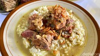Selain rawon, ada Nasi Gule (Rp 25.000) yang layak dicicipi. Warung Kiroman menggunakan bagian iga kambing.