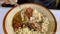 Kuah rawon ini berwarna hitam dengan jejak kecokelatan. Begitu diseruput, terasa rasa gurih berempah yang nikmat. Potongan dagingnya terasa lembut.