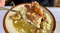 Kuah gule di sini berwarna kuning muda dengan tekstur cukup kental. Melahapnya dengan nasi saja sudah nikmat, apalagi disandingkan dengan daging kambing muda yang super empuk!