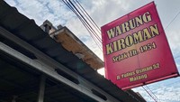 Papan penanda di bagian depan menunjukkan identitas Warung Kiroman. Usaha makanan tradisional ini sudah ada sejak 1954 alias 68 tahun lalu!