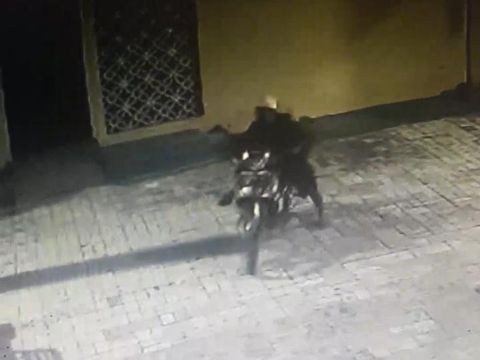 Rekaman CCTV pencuri motor di masjid di kawasan Mulyorejo, Surabaya
