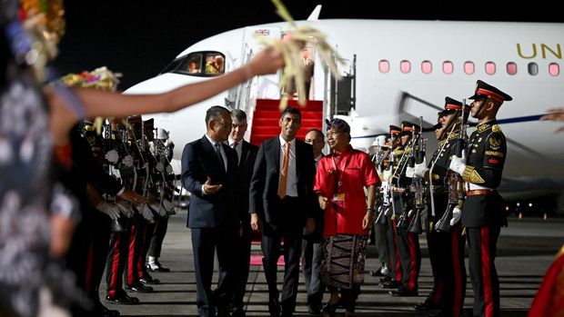NUSA DUA, INDONESIA - NOVEMBER 14: British Prime Minister Rishi Sunak is welcomed at the airport upon his arrival for the G20 meeting on November 14, 2022 in Nusa Dua, Indonesia. The new British Prime Minister aims to articulate his foreign policy vision here while grappling with economic instability at home. (Photo by Leon Neal - Pool/Getty Images)