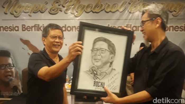 Rocky gerung di Surabaya