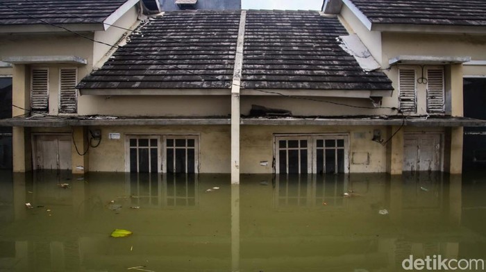 Banjir di perumahan Garden City Residence, Periuk, Tangerang masih belum surut hingga siang tadi. Banjir ini merendam rumah dan kendaraan.