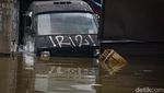 Rumah-Mobil Masih Terendam Banjir di Periuk Tangerang Siang Tadi