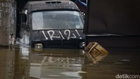 Selain rumah, tampak kendaraan terendam banjir. 
