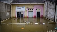 Banjir disebabkan meluapnya tanggul.
