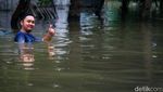 Rumah-Mobil Masih Terendam Banjir di Periuk Tangerang Siang Tadi