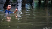 Terpantau banjir setinggi 150 sentimeter sehingga merendam dada orang dewasa. 