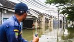 Rumah-Mobil Masih Terendam Banjir di Periuk Tangerang Siang Tadi