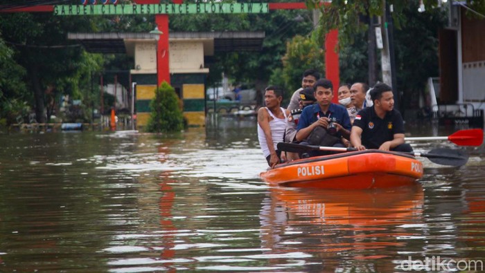 Rumah-Mobil Masih Terendam Banjir di Periuk Tangerang Siang Tadi Banjir di perumahan Garden City Residence, Periuk, Tangerang masih belum surut hingga siang tadi. Banjir ini merendam rumah dan kendaraan.