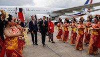 Presiden Prancis Emmanuel Macron (tengah) disambut saat tiba sebelum KTT G20, di bandara Internasional Ngurah Rai di Denpasar, Bali. Tari pendet adalah tari tradisional Bali yang semula dipentaskan dalam upacara keagamaan di Bali. Makna tari pendet yaitu sebagai ungkapan rasa syukur dan penghormatan masyarakat Bali dalam menyambut para dewata yang turun dari kayangan. Ludovic Marin/AFP/Getty Images
