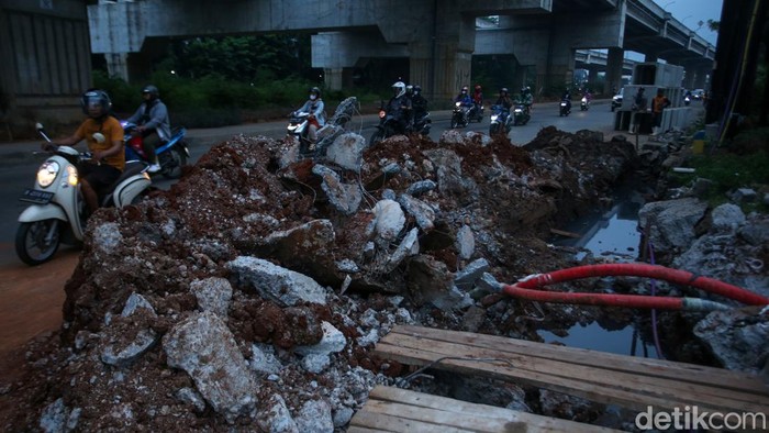 Sabar... Ini Biang Kerok Macet di Kalimalang Lalu lintas saat jam pulang kerja di kawasan Kalimalang kian parah imbas proyek saluran air. Ini foto-fotonya.