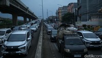 Kendaraan dari Jakarta yang menuju Bekasi nampak tersendat akibat proyek tersebut.