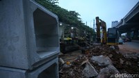 Material proyek juga sedikit menjorok ke jalan sehingga mengganggu arus lalu lintas.