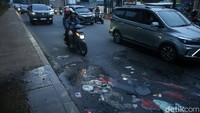 Selain saluran air nampak lubang di tengah jalan juga menjadi penghambat arus lalu lintas di Kalimalang.