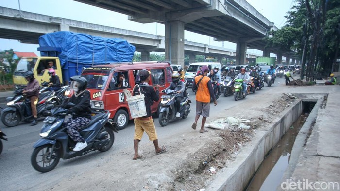 Sabar... Ini Biang Kerok Macet di Kalimalang Lalu lintas saat jam pulang kerja di kawasan Kalimalang kian parah imbas proyek saluran air. Ini foto-fotonya.