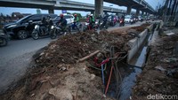 Sejumlah kendaraan mengantre saat melintas di jalan Raya Kalimalang, Kota Bekasi, Senin (14/11/2022).