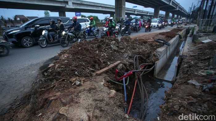 Sabar... Ini Biang Kerok Macet di Kalimalang Lalu lintas saat jam pulang kerja di kawasan Kalimalang kian parah imbas proyek saluran air. Ini foto-fotonya.