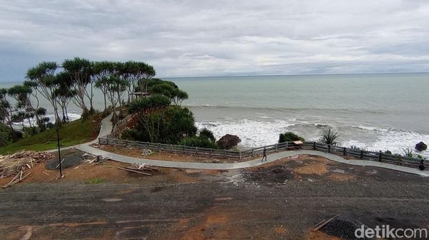 Salah satu sudut keindahan di pantai Karang Tawulan Tasikmalaya.