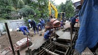 Saluran air yang awalnya kedalaman 1 meter ditambah menjadi 2 meter.