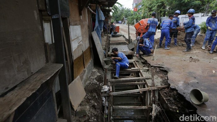 Saluran Air Buluh Perindu Diperdalam Guna Atasi Banjir Saluran air di Jalan Buluh Perindu, Kelurahan Pondok Bambu, Duren Sawit, Jakarta Timur, diperdalam. Hal ini untuk mencegah banjir saat hujan turun.