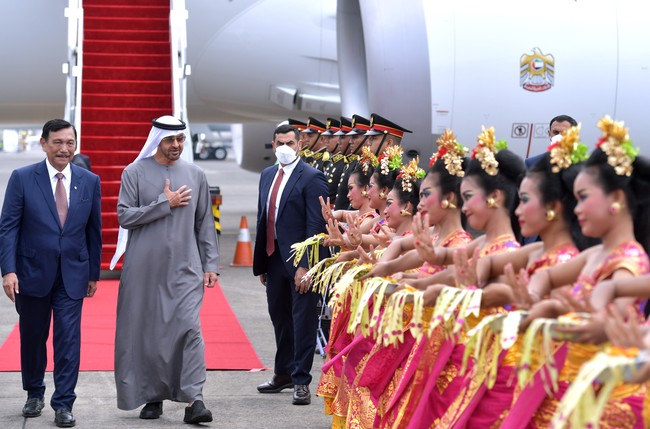 Hari ini, Senin (14/11/2022), semakin banyak kepala negara yang menyusul. Presiden Uni Emirat Arab Sheikh Mohamed bin Zayed Al Nahyan adalah beberapa di antaranya. Beda dari penampilan pemimpin dunia yang sudah-sudah, ia justru memilih pakaian nasional pria Arab, kandora, berwarna abu-abu. (Foto: ANTARA FOTO/Fikri Yusuf)