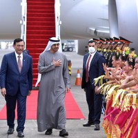 Hari ini, Senin (14/11/2022), semakin banyak kepala negara yang menyusul. Presiden Uni Emirat Arab Sheikh Mohamed bin Zayed Al Nahyan adalah beberapa di antaranya. Beda dari penampilan pemimpin dunia yang sudah-sudah, ia justru memilih pakaian nasional pria Arab, kandora, berwarna abu-abu. (Foto: ANTARA FOTO/Fikri Yusuf)